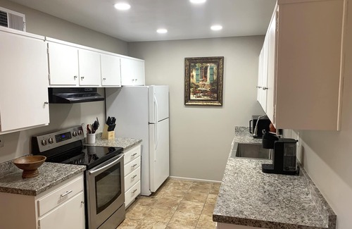 Yuma Condominio | Remodeled Condo across from the Pool!