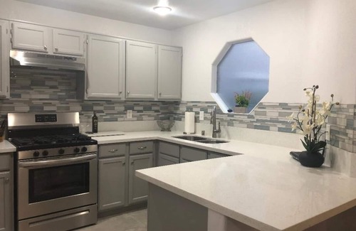 Spring Valley Condominio | ¡Condo recientemente remodelado a minutos de Strip! Acceso a nivel del suelo, sin escaleras!