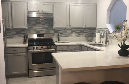Spring Valley Condominio | ¡Condo recientemente remodelado a minutos de Strip! Acceso a nivel del suelo, sin escaleras!
