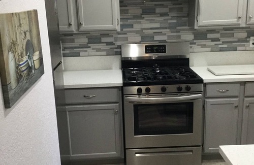 Spring Valley Condominio | ¡Condo recientemente remodelado a minutos de Strip! Acceso a nivel del suelo, sin escaleras!