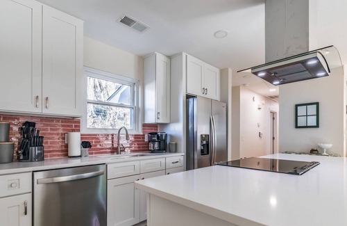 Pigeon Point Casa | Remodeled Cottage-Close to Downtown Beaufort, Port Royal-Walk to Parks-Great for USMC Graduations