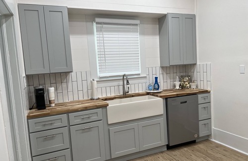 Batesville Casa | Remodeled cozy cottage in historic Batesville sleeps 4 - 2 bedrooms 2 bathrooms
