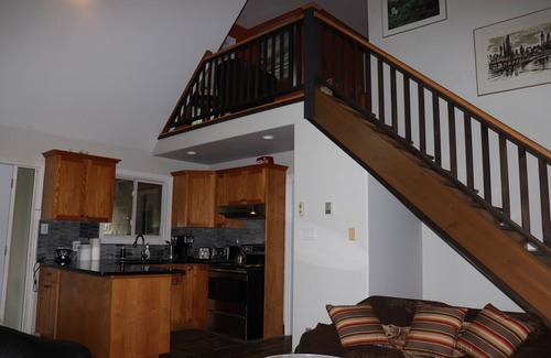 Meaford Cabaña | Remodeled cozy cottage, super close to lake (Dog-Friendly!)