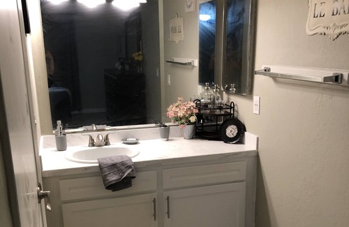 Santa Maria Casa | Remodeled cozy home - 2 mins from hospital and 15 mins from VAF base-