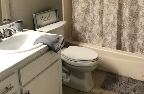 Santa Maria Casa | Remodeled cozy home - 2 mins from hospital and 15 mins from VAF base-