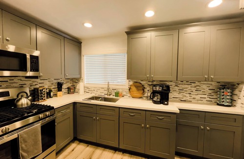 Crestline Cabina | Cabaña moderna bellamente remodelada cerca de lago