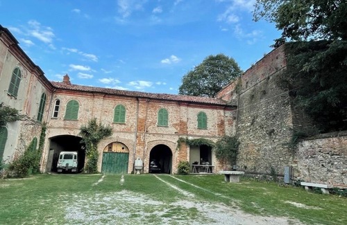 Brozolo Casa | Remodeled farmhouse next to medieval castle in Brozolo, Piedmont, Italy