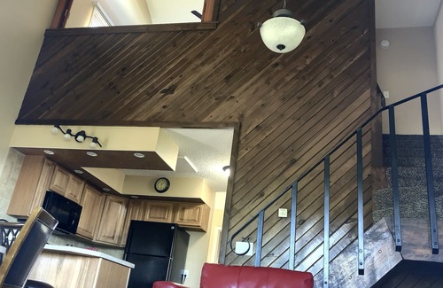 Lead Condominio | Remodelado totalmente amueblado condominio descalzo Resort en Terry Peak Ski Reifts!