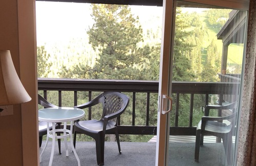 Lead Condominio | Remodelado totalmente amueblado condominio descalzo Resort en Terry Peak Ski Reifts!