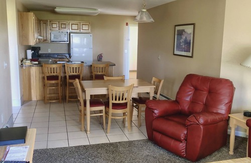 Lead Condominio | Remodeled Fully Furnished Barefoot Resort Condo at Terry Peak!