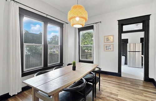 Des Moines Casa | Remodeled Gem-Blocks from Drake-Sleeps 7!