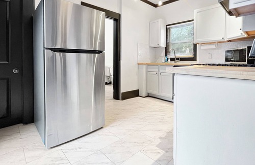 Des Moines Casa | Remodeled Gem-Blocks from Drake-Sleeps 7!