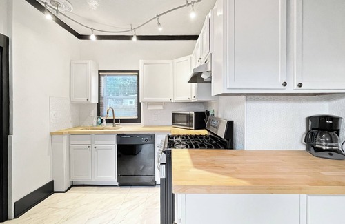 Des Moines Casa | Remodeled Gem-Blocks from Drake-Sleeps 7!
