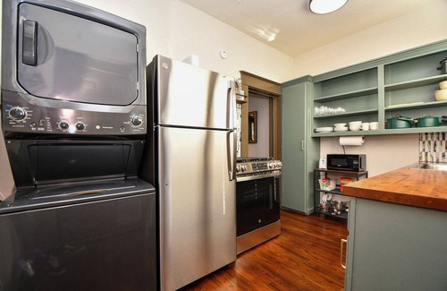 Greater Heights Casa | Remodeled historic 2/1 in the greater Heights. 27" Monitor/desk, and fenced.
