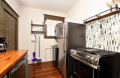 Greater Heights Casa | Remodeled historic 2/1 in the greater Heights. 27" Monitor/desk, and fenced.