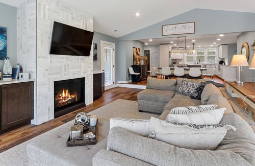 Fontana-on-Geneva Lake Casa | Remodeled Home|Country Club Estates|Golf Views|HotTub|BBQ
