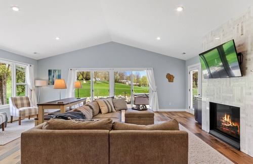 Fontana-on-Geneva Lake Casa | Remodeled Home|Country Club Estates|Golf Views|HotTub|BBQ