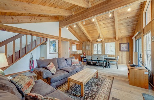 Truckee Chalet De Esquí | casa remodelada w / bañera de hidromasaje privada, piscinas comunes y un servicio de transporte gratuito al esquí!