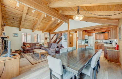 Truckee Chalet De Esquí | casa remodelada w / bañera de hidromasaje privada, piscinas comunes y un servicio de transporte gratuito al esquí!