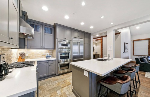 Sierra Shores Condominio | Remodeled Lakefront Elegance- Views, Hot Tub, Walk to Everything PEAK #6