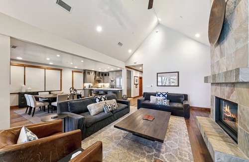 Sierra Shores Condominio | Remodeled Lakefront Elegance- Views, Hot Tub, Walk to Everything PEAK #6