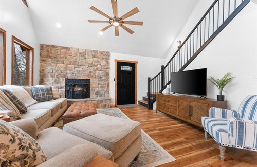 Eagle Rock Chalet De Esquí | Remodeled Lakefront Cabin, shuffleboard, Starlink