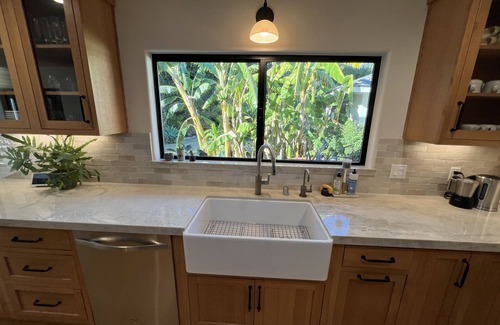 The Mesa Casa | Remodeled Mesa Beauty w/ hot tub, one block from beach park/Monthly discounts!