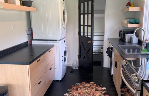 Rapid City Cabina | Remodeled modern hermits cabin