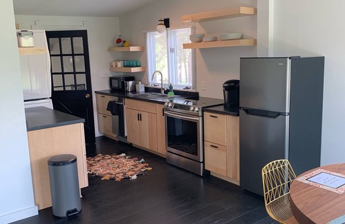 Rapid City Cabina | Remodeled modern hermits cabin