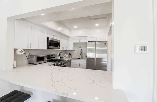 Old Towne Casa | Remodeled Modern House Steps To Beach 2 Car Garage