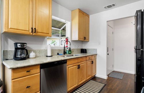 Sacramento Casa | Remodeled Retreat Near Hospital w/ Tranquil Yard