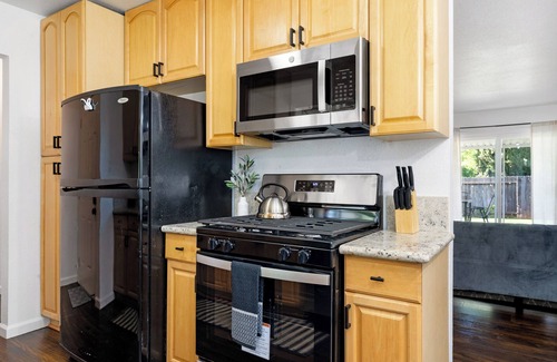 Sacramento Casa | Remodeled Retreat Near Hospital w/ Tranquil Yard