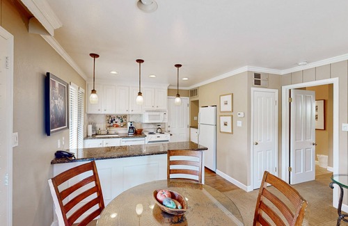 Napa Condominio | Remodeled Silverado Home w/ Fireplace - Romantic Napa Valley Retreat