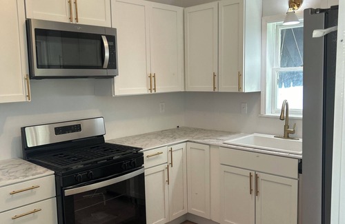 Strabane Casa | Remodeled spacious 4-bedroom house in very popular Houston, PA with central AC