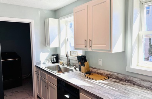 Dunbar Apartamento | Remodeled townhouse - 5 mins from Shawnee Sports Complex!
