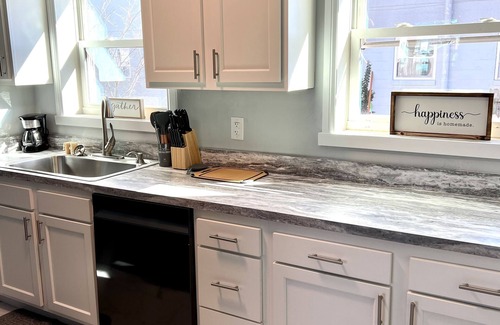 Dunbar Apartamento | Remodeled townhouse - 5 mins from Shawnee Sports Complex!