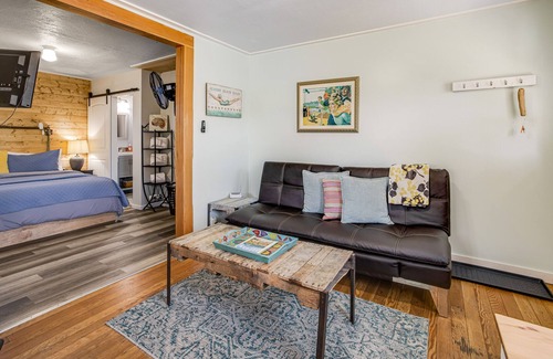 Seaside Cabaña | Remodeled & Updated Cottage near the Beach w/Gas Fireplace, Free WiFi, Cable