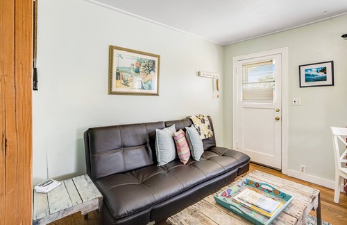 Seaside Cabaña | Remodeled & Updated Cottage near the Beach w/Gas Fireplace, Free WiFi, Cable