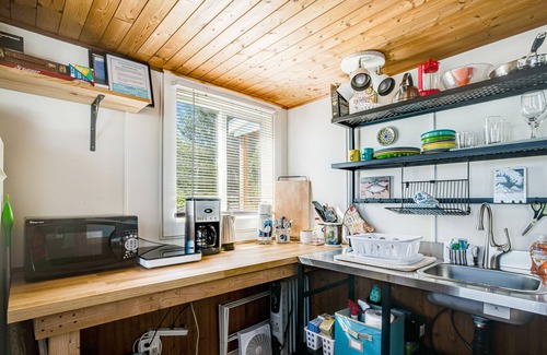 Seaside Cabaña | Remodeled & Updated Cottage near the Beach w/Gas Fireplace, Free WiFi, Cable