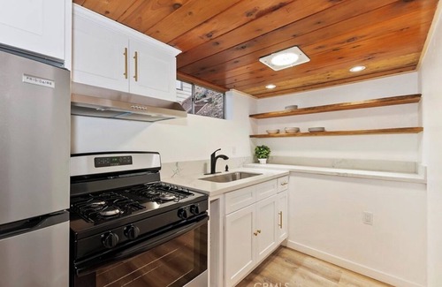 Blue Jay Cabina | Remodeled Lux Black Cabin in Lake Arrowhead W/ Full Studio. 3 min to the Lake.
