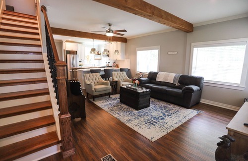 Schulenburg Casa | Ren Farmhouse! 17 acres | Game Barn! | 10 mi to Wed Venues!