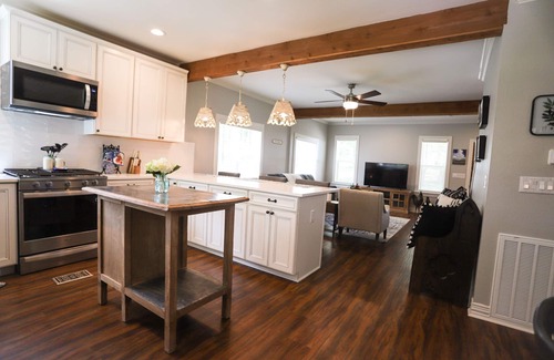 Schulenburg Casa | Ren Farmhouse! 17 acres | Game Barn! | 10 mi to Wed Venues!