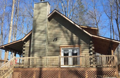 Robbinsville Cabina | Renew & Relax in Tranquil & Comfortable Log Cabin