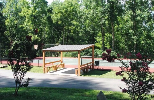 Robbinsville Cabina | Renew & Relax in Tranquil & Comfortable Log Cabin