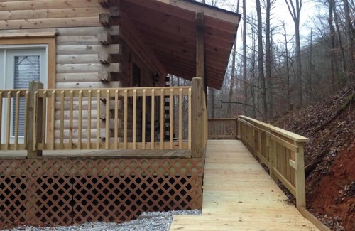 Robbinsville Cabina | Renew & Relax in Tranquil & Comfortable Log Cabin