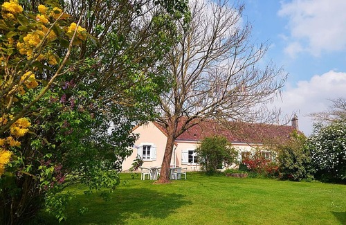 Saint-Calez-en-Saosnois Cabaña | Casa de Campo Renovada con Spa, Trampolín y Actividades Diversas