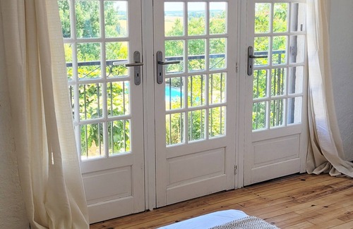 Saint-Martial-Viveyrol Cabaña | Renovated Cottage with two bedrooms and shared swimming pool