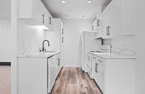 Northwest San Pedro Condominio | Renovated 1-Bedroom Condo with AC, Swimming Pool & Fitness Room in San Pedro!