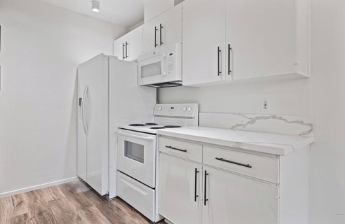 Northwest San Pedro Condominio | Renovated 1-Bedroom Condo with AC, Swimming Pool & Fitness Room in San Pedro!