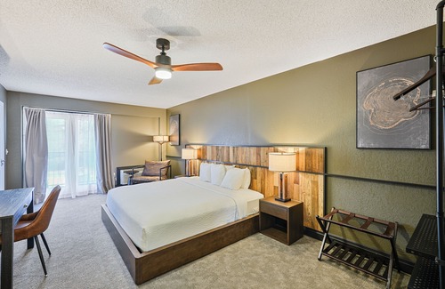 Townsend Hotel | Renovated 1 King Pet Friendly